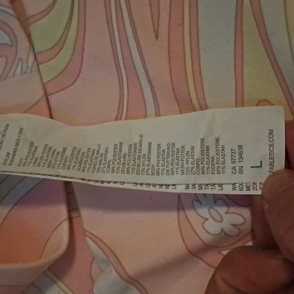 Fabletics; Oasis twist sports bra and pureluxe high waisted 6" shorts. Size L - Picture 7 of 8